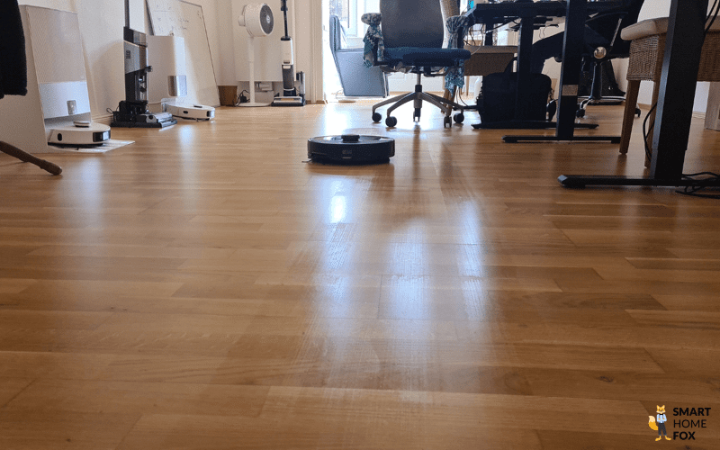 Der Roborock S8 MaxV Ultra wischt einen Laminatboden im Test.